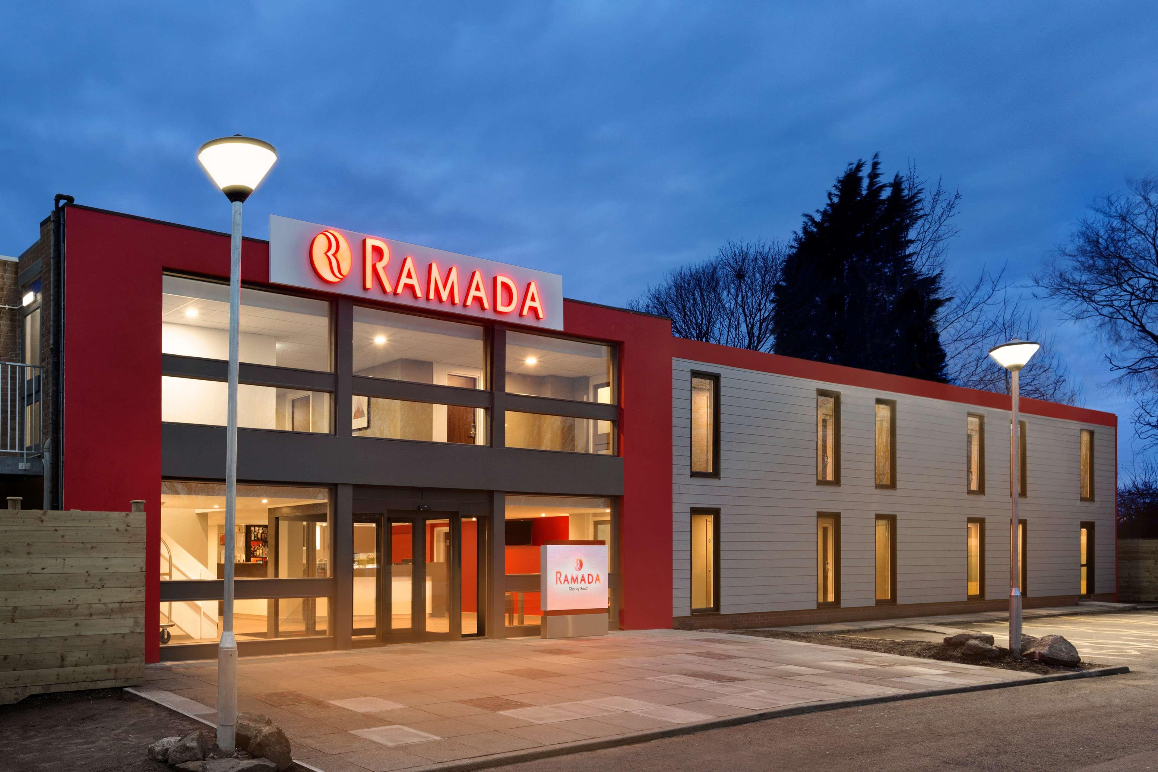Ramada Chorley South Hotell Exteriör bild