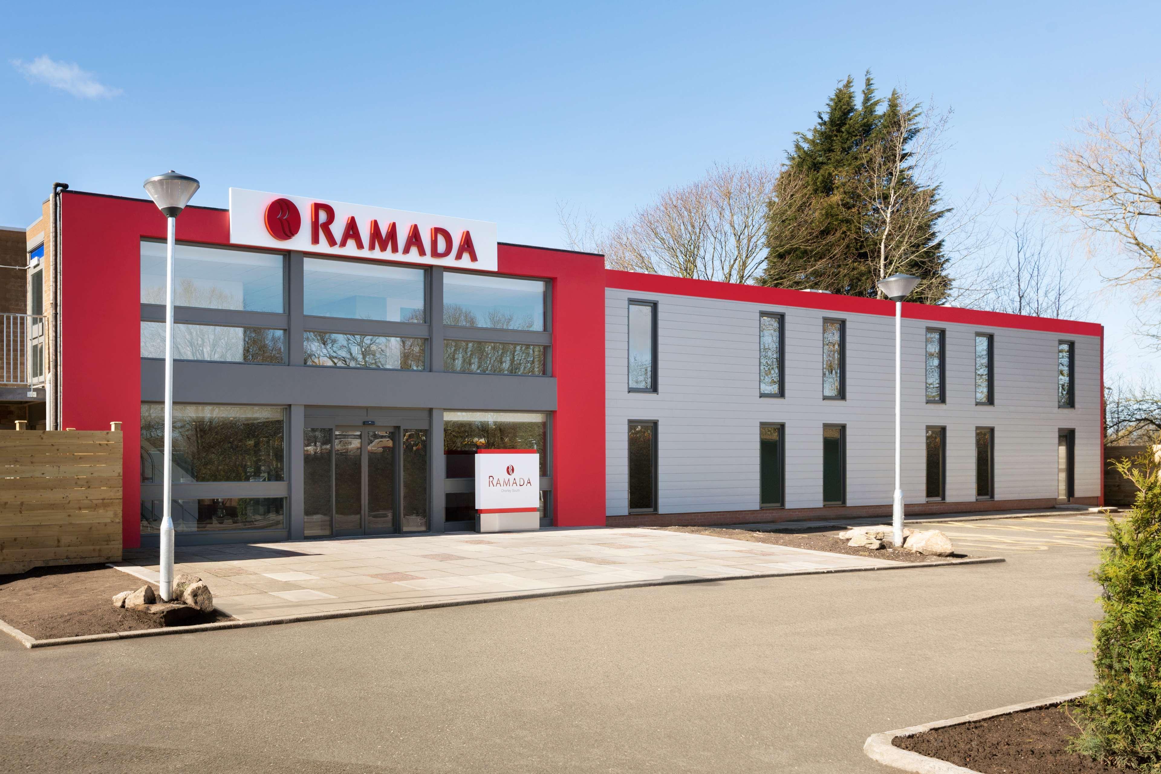 Ramada Chorley South Hotell Exteriör bild