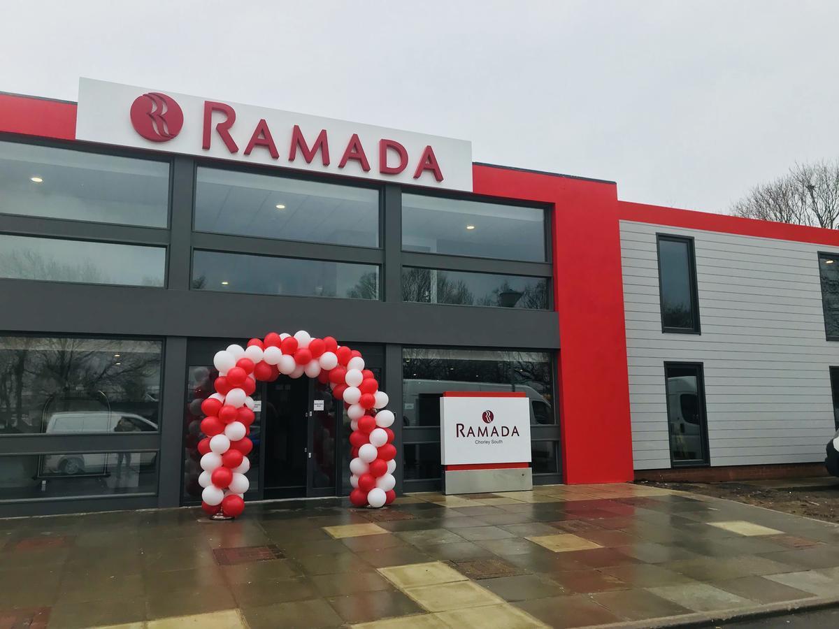 Ramada Chorley South Hotell Exteriör bild