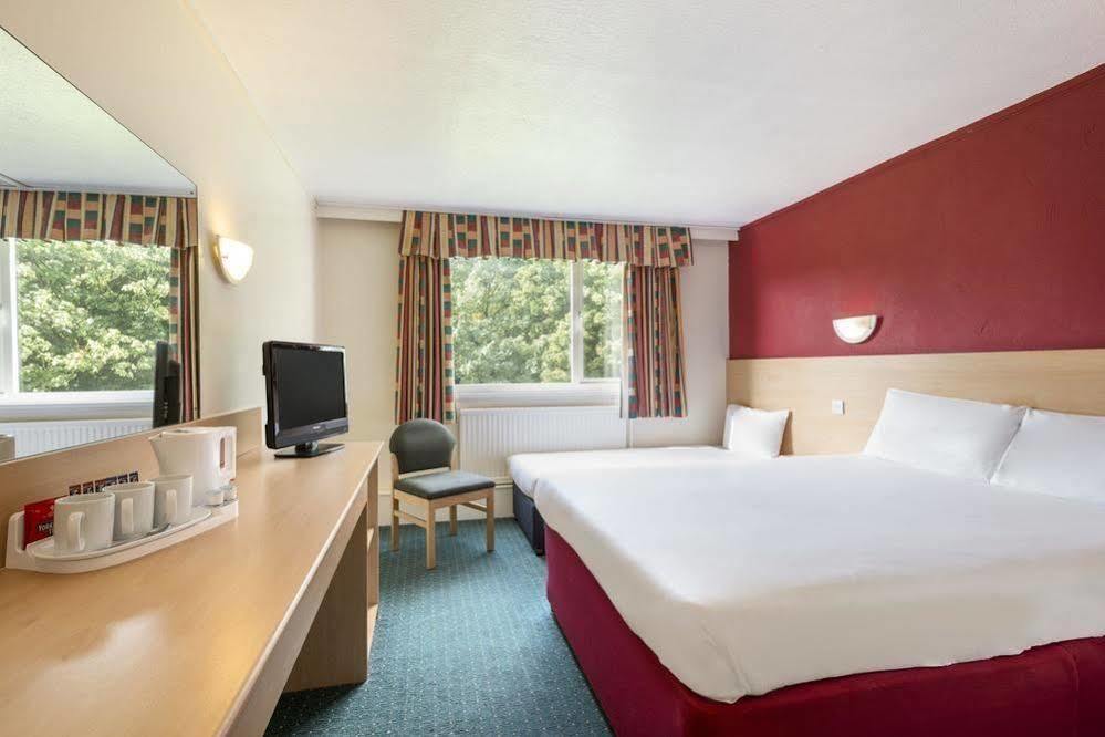 Ramada Chorley South Hotell Exteriör bild